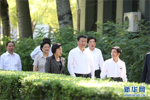 9月9日,中共中央總書記、國家主席、中央軍委主席習近平來到北京師范大學看望教師學生,向全國廣大教師和教育工作者致以崇高的節(jié)日敬禮和祝賀。